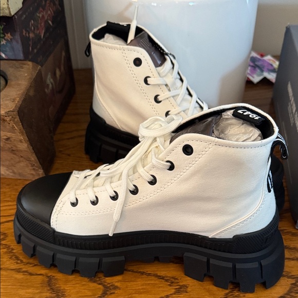 Palladium REVOLT STAR WHITE High-Top Lace-Up Boots with Black Toe Size 6 NIB - Picture 3 of 11